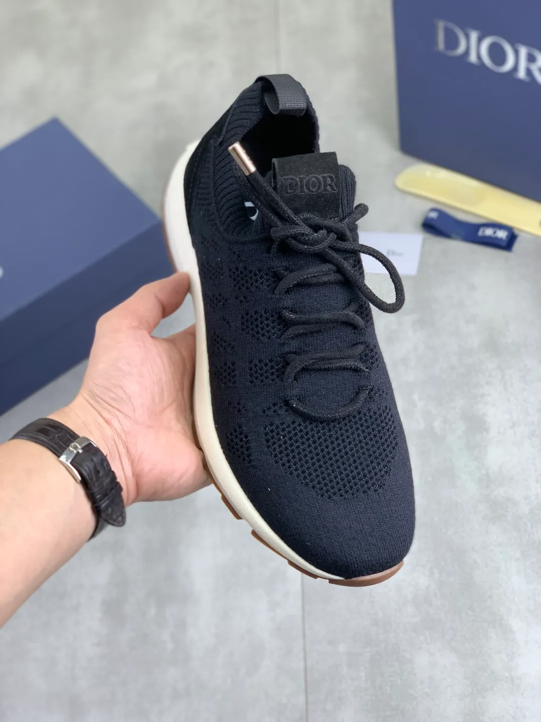Men's men's shoes P400 new Dior Tech sneakers 2026 early spring series new products, with fashionable details, highlighting retro aesthetics. The fly-knit upper is spliced ​​with the sides of apricot transparent mesh fabric, and the leading edge of the upper window is laminated with high-frequency flat ironing and counter-pressure. The original craftsmanship is beautiful, comfortable and does not fall off. The interior is made of tonal sheep lining, which is soft and comfortable. The heel and tongue are embellished with the Paris logo. The textured TPU soles with the same tonal logo add to the high-end style.  Code number: 38-45 (46 customized)